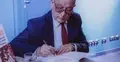 Mirosław Minkina podpisuje książkę