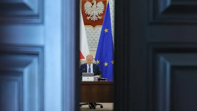 Donald tusk za drzwiami podczas posiedzenia rządu w KPRM