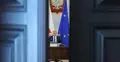 Donald tusk za drzwiami podczas posiedzenia rządu w KPRM