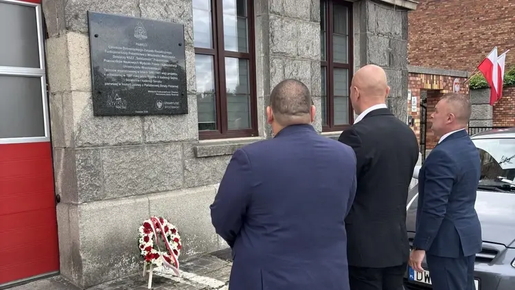Przedstawiciele Rady KSP NSZZ "S" przed tablicą upamiętniającą twórców PSP