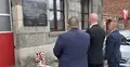 Przedstawiciele Rady KSP NSZZ "S" przed tablicą upamiętniającą twórców PSP