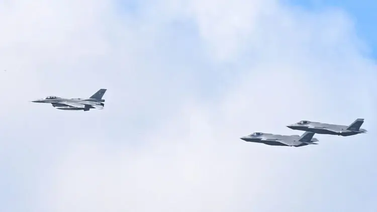 Samoloty F-35 i F-16 Sił Powietrznych RP podczas uroczystego przelotu nad Gdańskiem