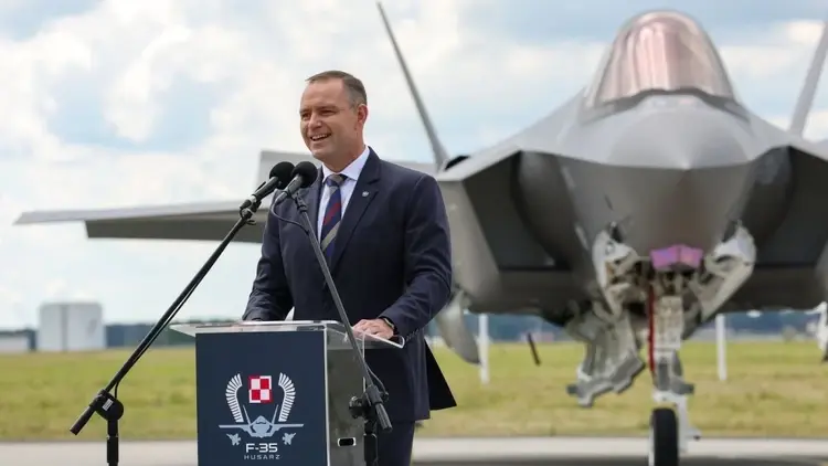 Prezydent RP Karol Nawrocki przemawia na ceremonii oficjalnego przyjęcia samolotów F-35 do Sił Zbrojnych RP na terenie 32. Bazy Lotnictwa Taktycznego w Łasku