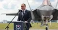 Prezydent RP Karol Nawrocki przemawia na ceremonii oficjalnego przyjęcia samolotów F-35 do Sił Zbrojnych RP na terenie 32. Bazy Lotnictwa Taktycznego w Łasku