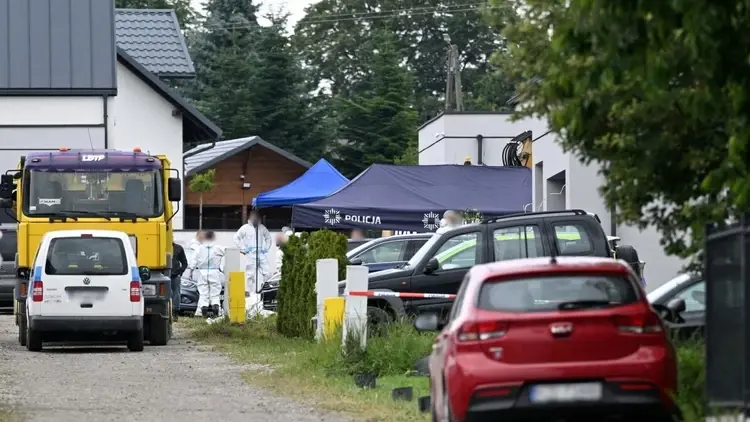 Działania służb na posesji w Lutoryżu, 12 bm. Właściciele działki, którzy prowadzili remont swego domu, natrafili w ziemi na ludzkie szczątki.