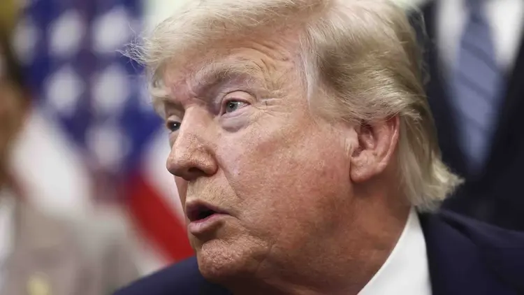 Donald Trump, w tle flagi USA