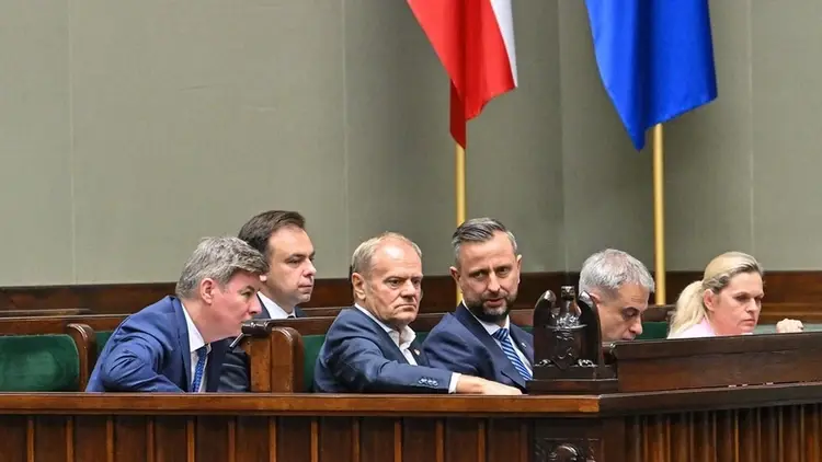 Donald Tusk z członkami rządu w sejmie