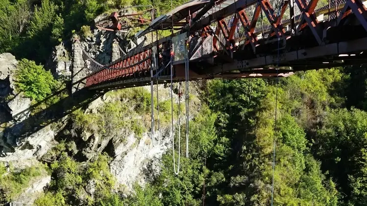 most z którego zwisają liny do skoków na bingee
