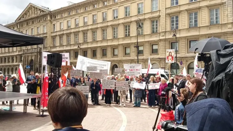 Demonstracja pod hasłem "Dobra szkoła - silna Polska"