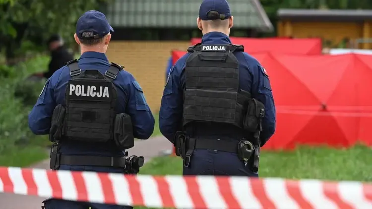 Funkcjonariusze policji w pobliżu miejsca strzelaniny przy ulicy Królowej Jadwigi w Białej Podlaskiej