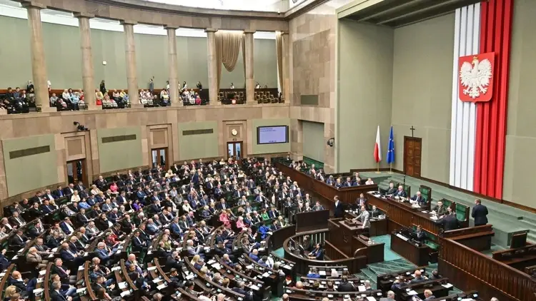 posłowie na sali sejmowej
