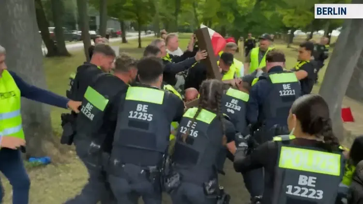 Niemieccy policjanci atakują manifestację ROG
