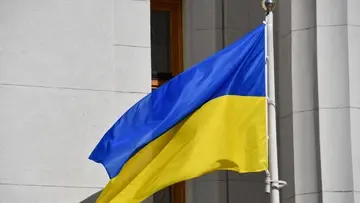 Flaga Ukrainy powieszona przed budynkiem
