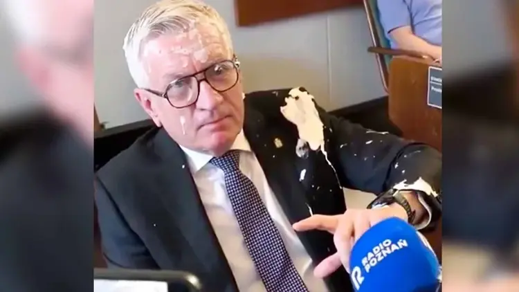 Jacek Jaśkowiak obrzucony tortem