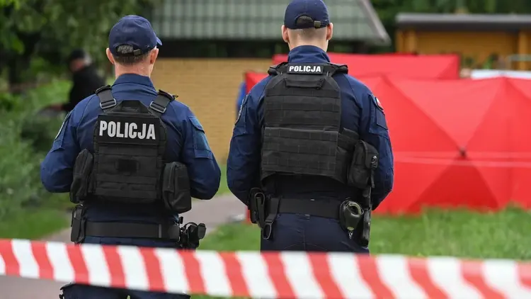 Dwóch policjantów, taśma po wypadku