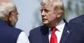 Donald Trump w garniturze, obok stoi mężczyzna
