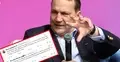 Radosław Sikorski gestykuluje mówiąc do mikrofonu