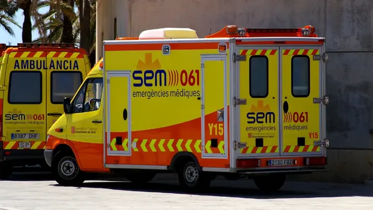 Ambulans na podjeździe szpitala w Katalonii
