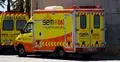 Ambulans na podjeździe szpitala w Katalonii