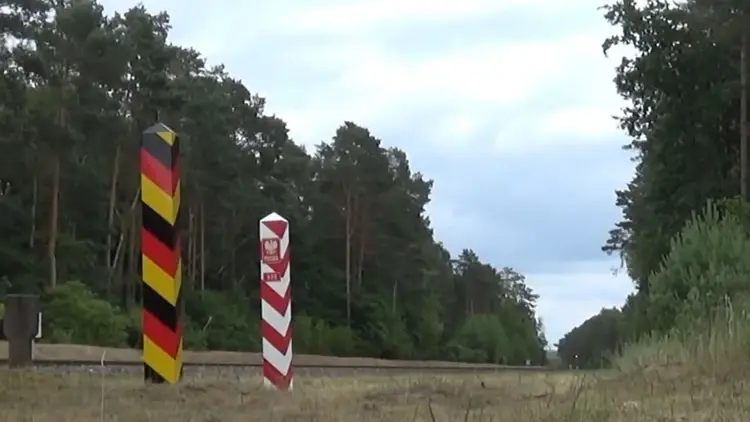Granica polsko-niemiecka koło Świnoujścia słupy graniczne przy torach kolejowych