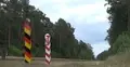 Granica polsko-niemiecka koło Świnoujścia słupy graniczne przy torach kolejowych