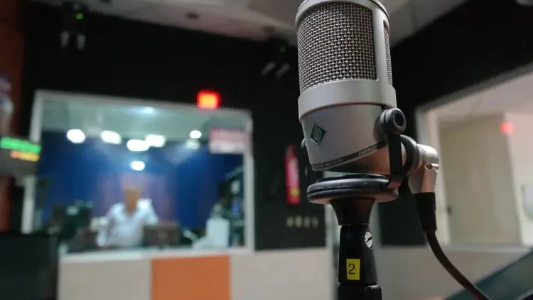 mikrofon i reżyserka w studiu radiowym