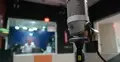 mikrofon i reżyserka w studiu radiowym