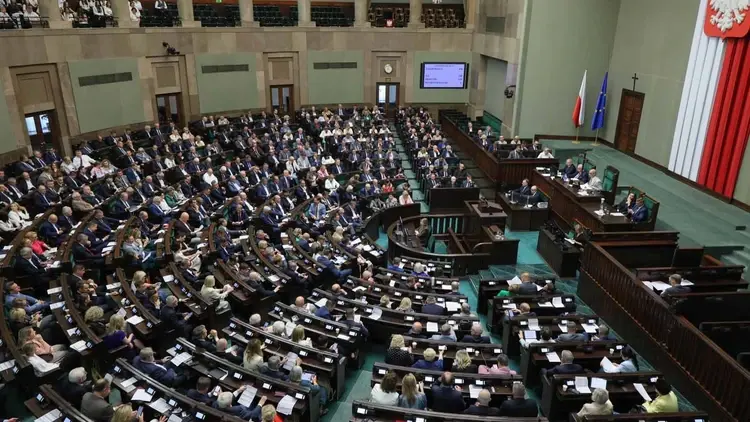 Posłowie na sali plenarnej Sejmu