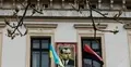 Portret Stepana Bandery z ukraińską flagą i banderowskim proporcem