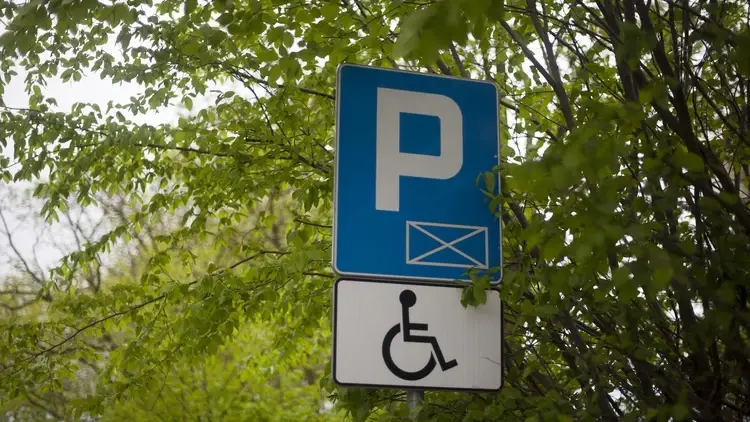 Znak oznaczający miejsce parkingowe dla niepełnosprawnych