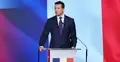 Jordan Bardella przemawia na konferencji prasowej. W tle francuskie barwy narodowe