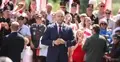Karol Nawrocki przemawia do mikrofonu na zgromadzeniu. W tle tłum ludzi