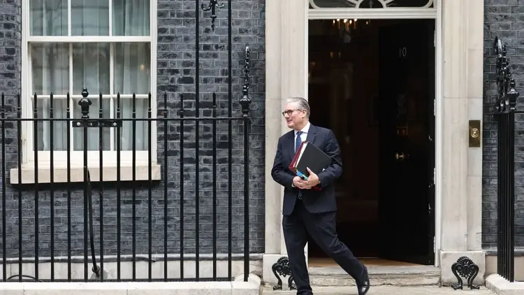 Keir Starmer wychodzi z siedziby premiera w Londynie