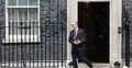 Keir Starmer wychodzi z siedziby premiera w Londynie