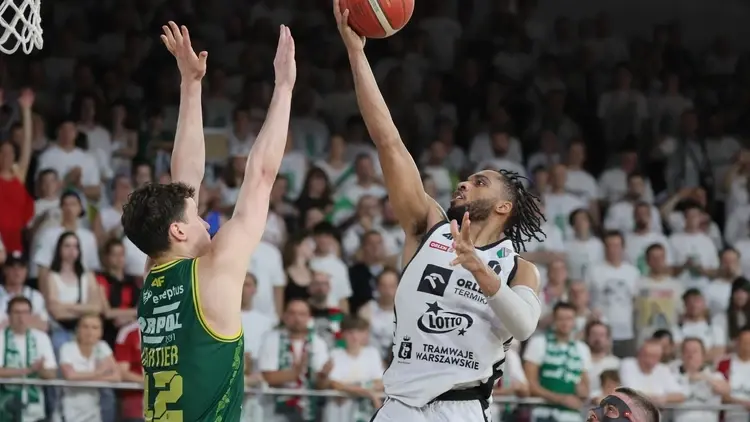 Koszykarz Legii Warszawa Jayvon Graves i Patrick Cartier z Orlen Zastalu Zielona Góra