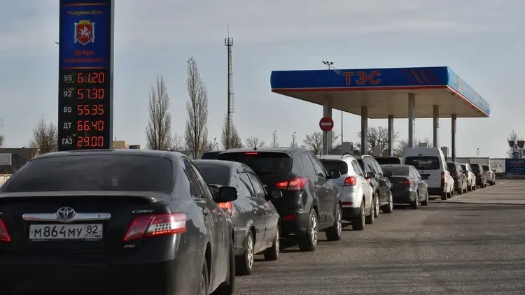 Kolejka samochodów przed stacją benzynową