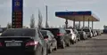 Kolejka samochodów przed stacją benzynową