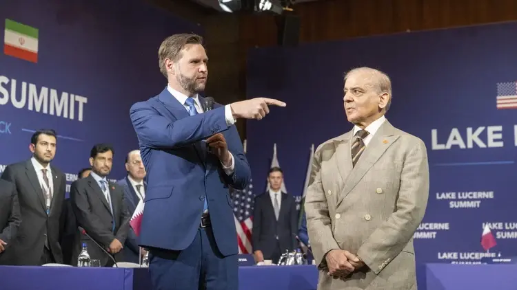 Delegacje Iranu i USA podczas rozmów pokojowych