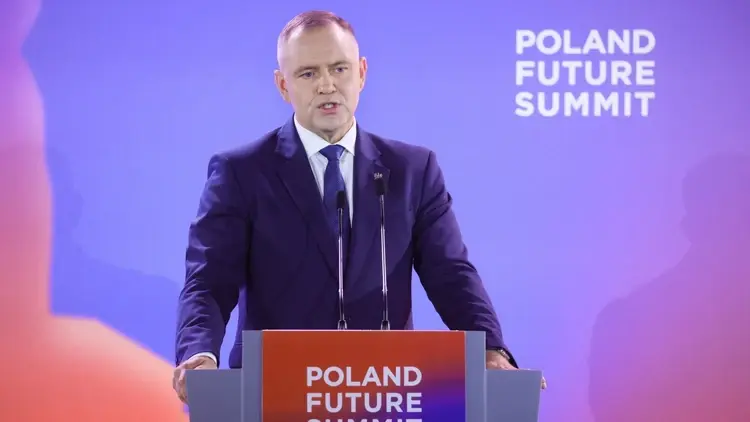 Karol Nawrocki przemawia do mikrofonu