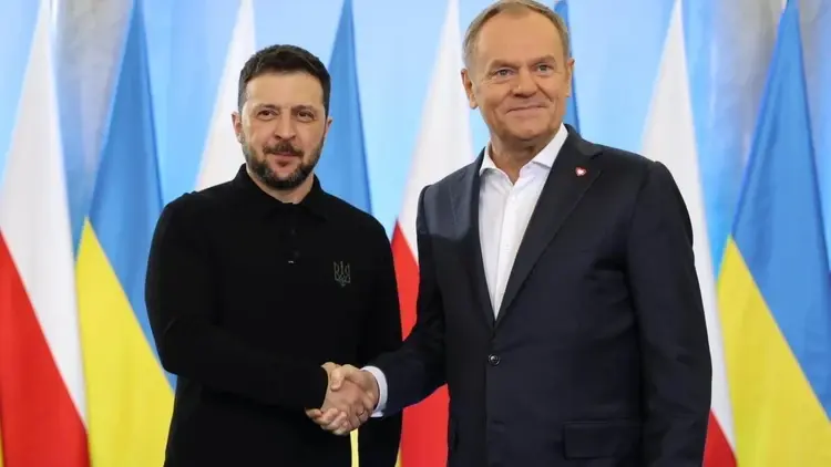 Wołodymyr Zełenski, Donald Tusk. W tle flaga Polski i Ukrainy