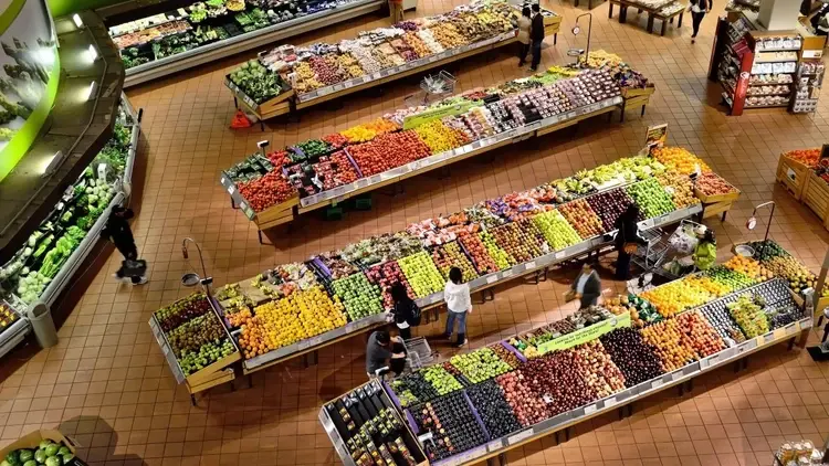 dział owocowy w hipermarkecie