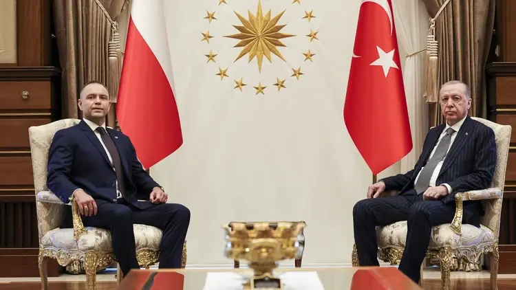 Przywódcy Polski i Turcji Karol Nawrocki, Recep Erdogan. W tle flaga Polski i Turcji