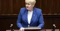 Małgorzata Pępek ubrana w niebieską marynarkę przemawia w mównicy sejmowej