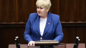 Małgorzata Pępek ubrana w niebieską marynarkę przemawia w mównicy sejmowej