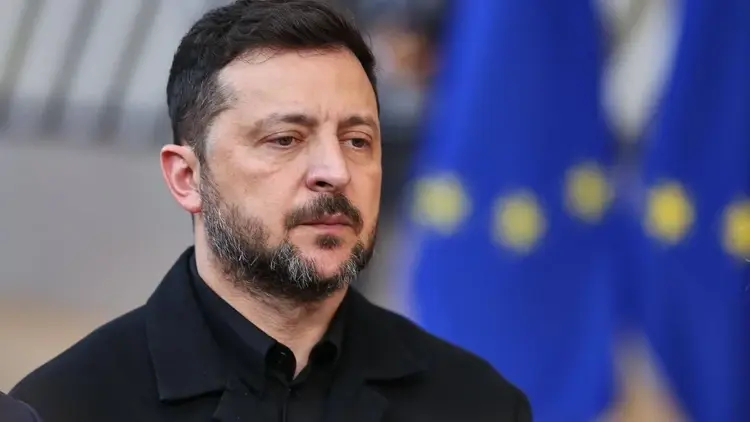 Wołodymyr Zełenski na tle flagi UE