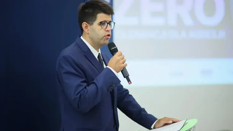 Prezes NIL Łukasz Jankowski przemawia do mikrofonu