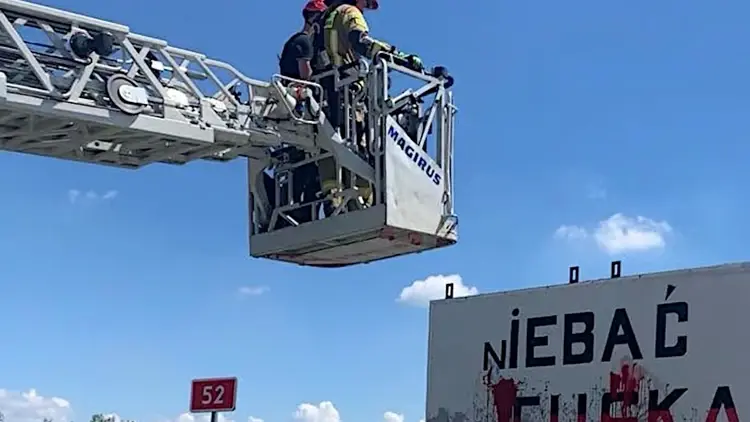 Straż pożarna zdejmuje baner "nIebać Tuska" w Izdebniku