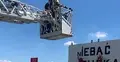 Straż pożarna zdejmuje baner "nIebać Tuska" w Izdebniku