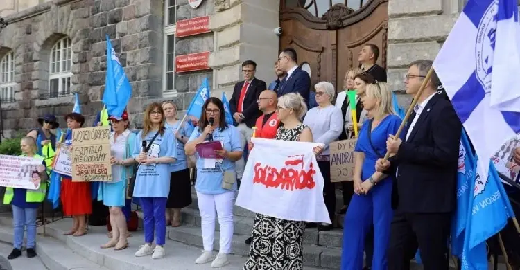 Konsolidacja czy likwidacja? Protest olsztyńskiej Solidarności ws. miejscowych szpitali