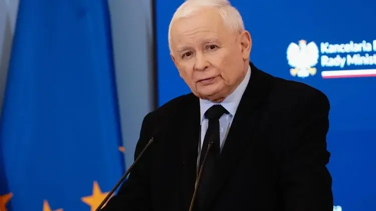 Jarosław Kaczyński przemawia na konferencji prasowej